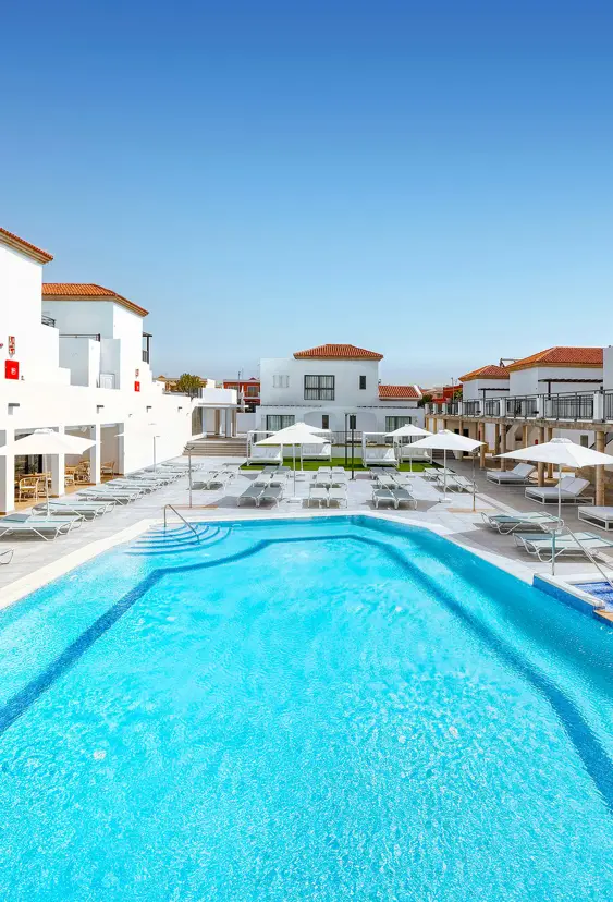 FUE Broncemarbeach Pool 1