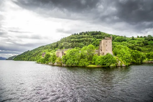 Loch-Ness_Urquhart-Castle_558600352.jpg