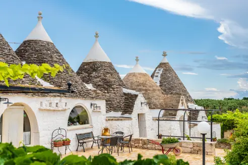 Alberobello_Trulli_AdobeStock_272579799.jpeg