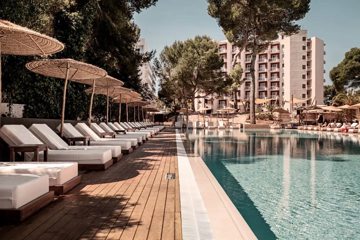 Cooks Club Palma Beach Piscina Detalle Tumbona