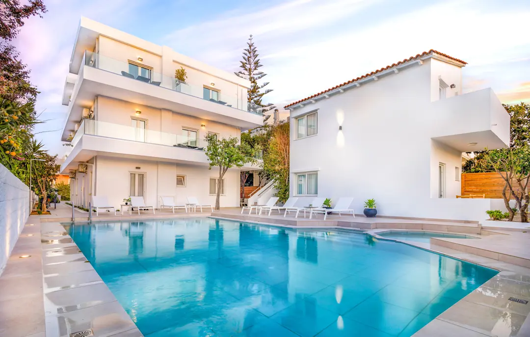 CHQ Sueno Studios Apartments Pool Area Night4 Ny