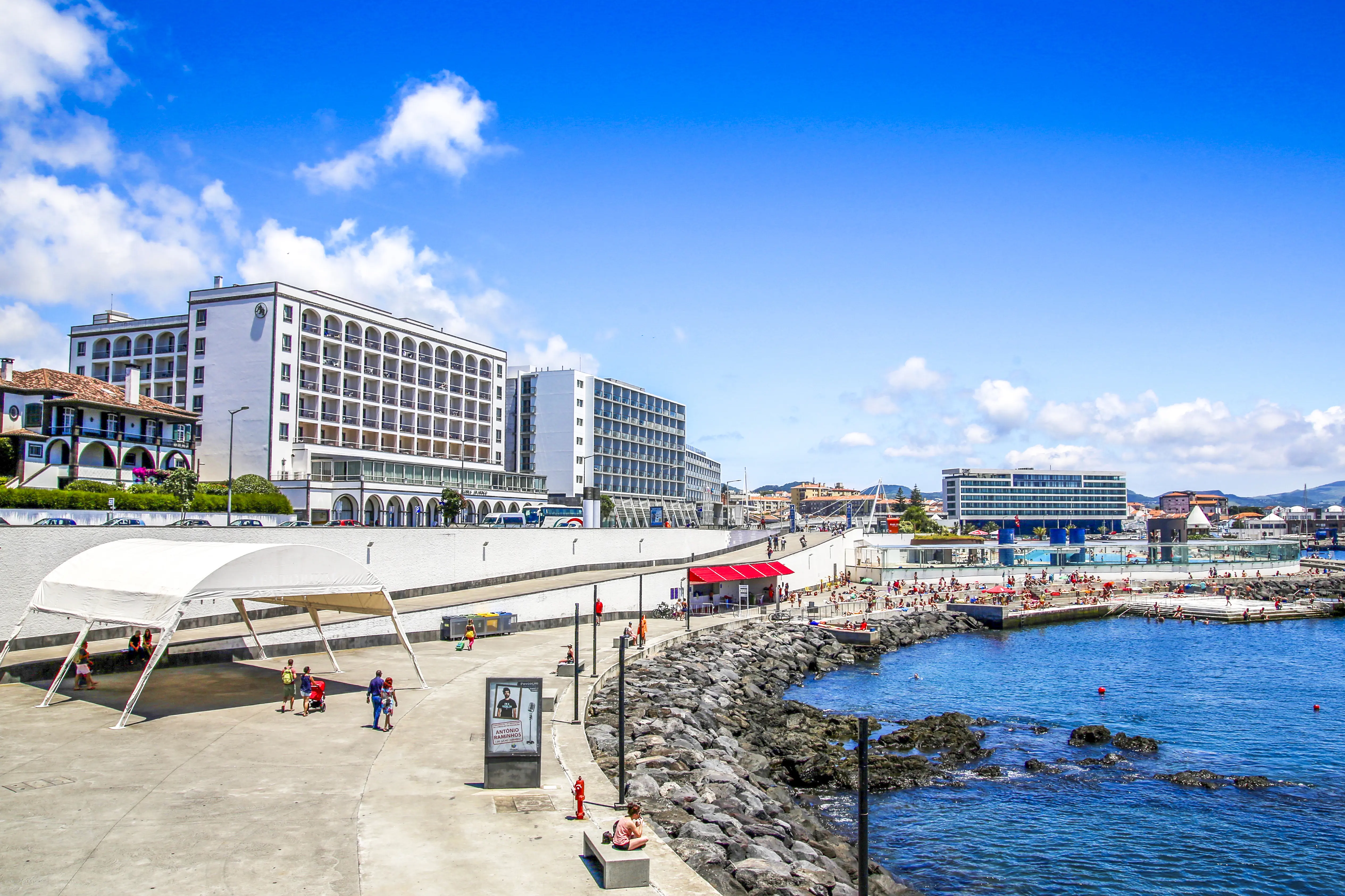 Dobbeltværelse med balkon/terrasse og delvis havudsigt