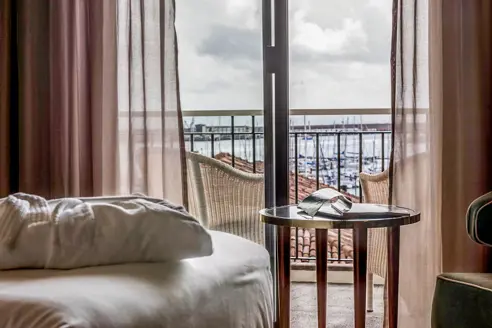 Dobbeltværelse med balkon/terrasse og udsigt til bugten