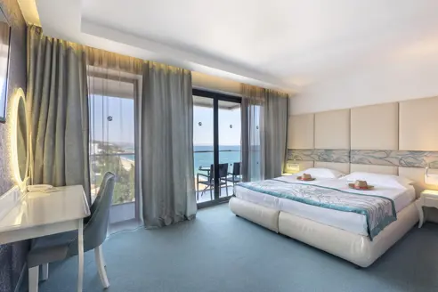 Junior Suite med balkon og skrå havudsigt