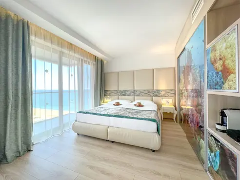 Junior Suite med balkon og skrå havudsigt