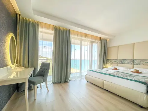 Junior Suite med balkon og skrå havudsigt