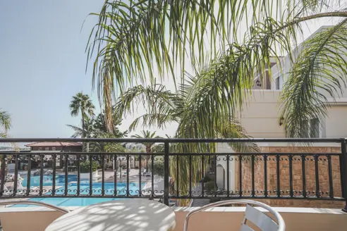 2-værelses lejlighed med balkon/terrasse og udsigt til poolen 