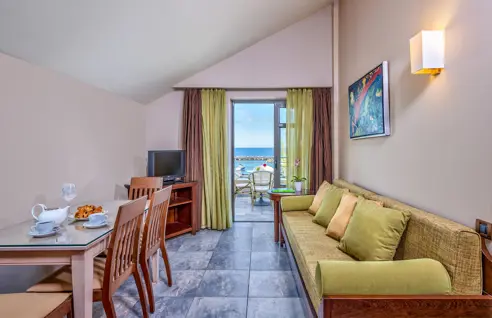 2-værelses lejlighed med balkon/terrasse og udsigt til poolen