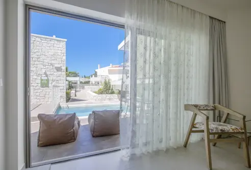 Suite med terrasse og fælles pool