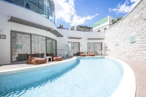 Suite med terrasse og fælles pool