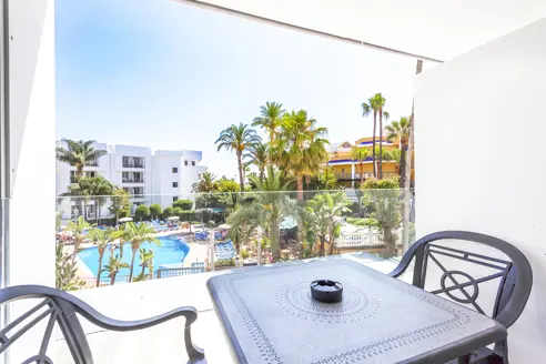 Dobbeltværelse med balkon/terrasse og pooludsigt