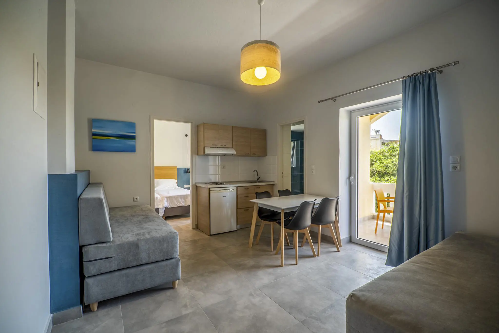 2-værelses lejlighed med balkon/terrasse og skrå havudsigt