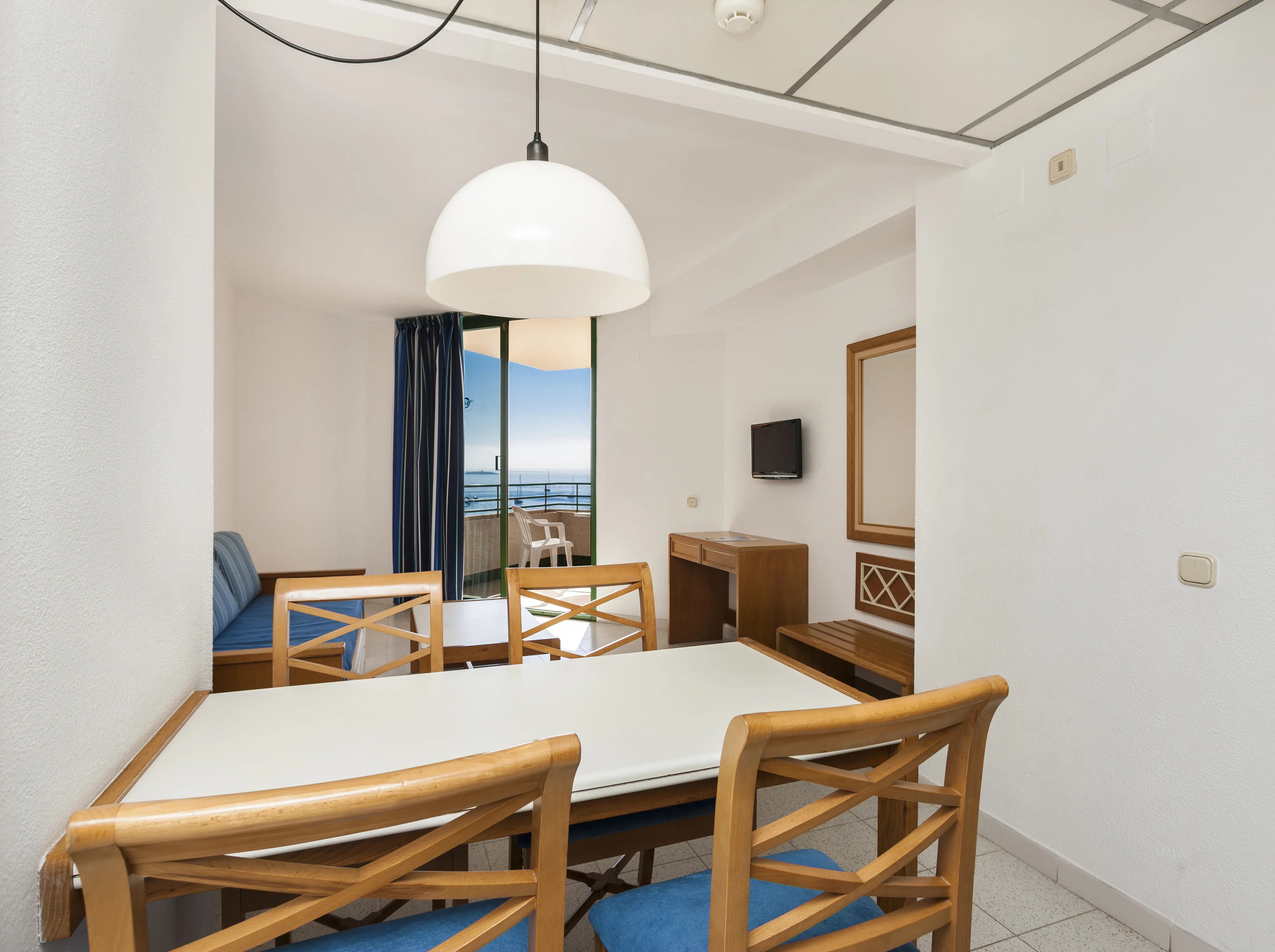 2-værelses lejlighed med balkon/terrasse og udsigt til gaden