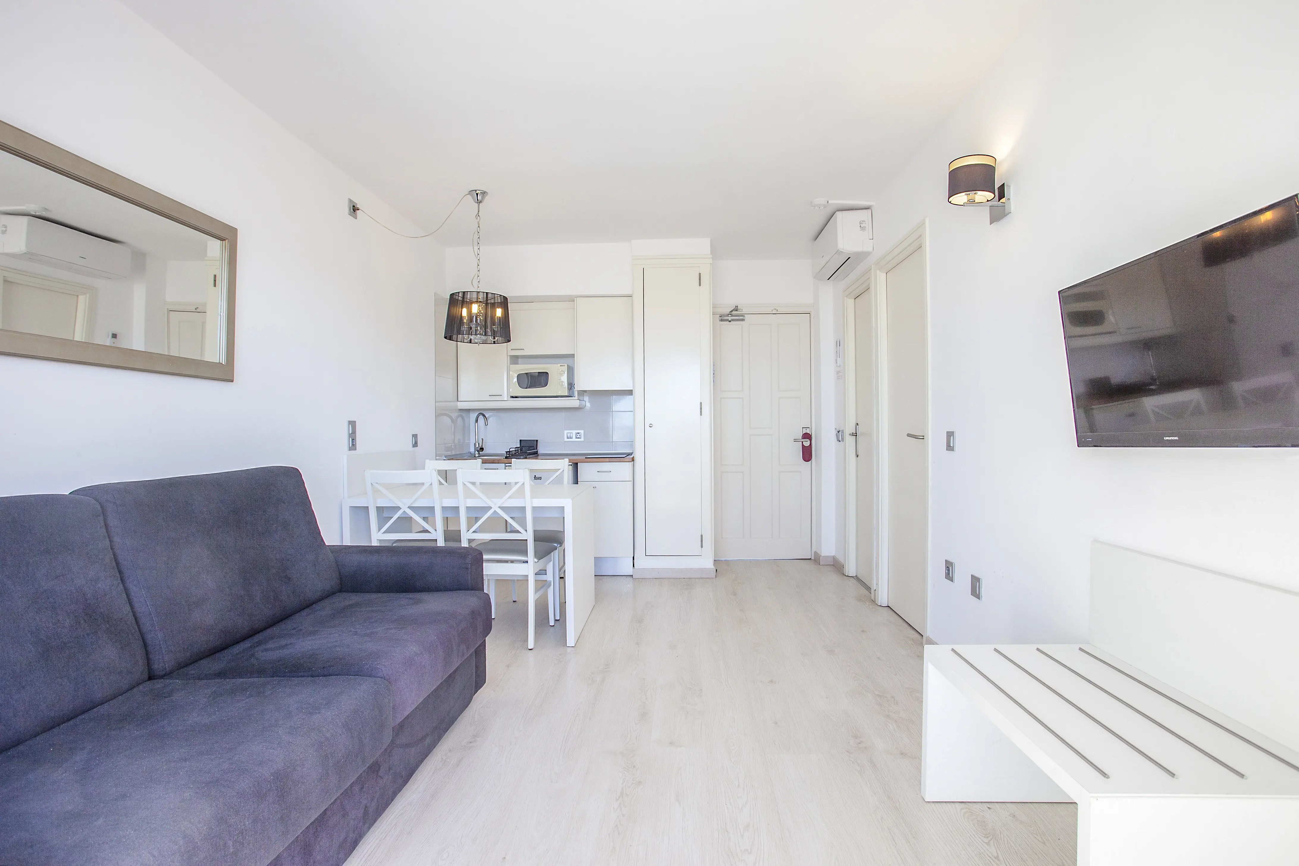 2-værelses lejlighed med balkon/terrasse og skrå havudsigt