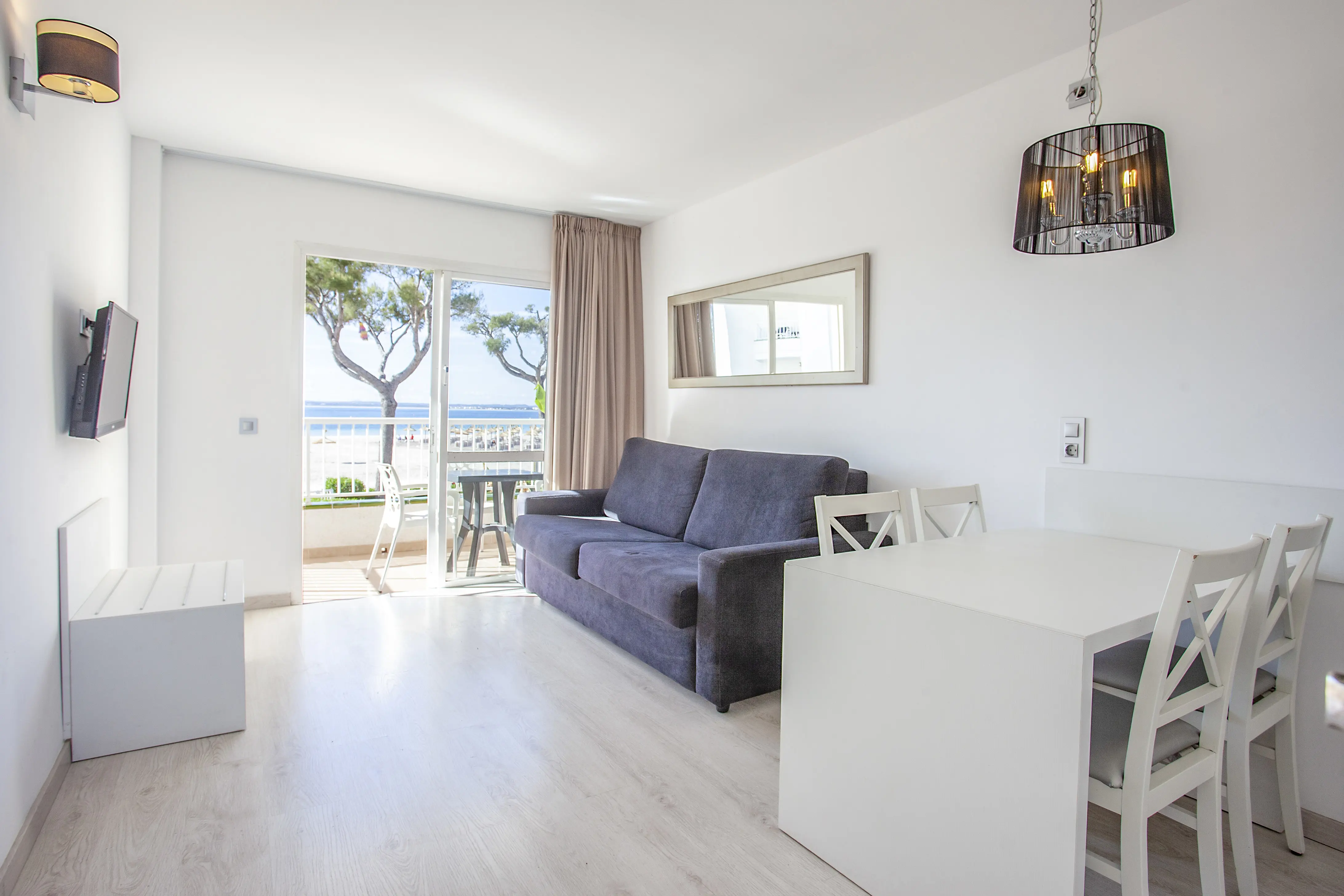 2-værelses lejlighed med balkon/terrasse og havudsigt
