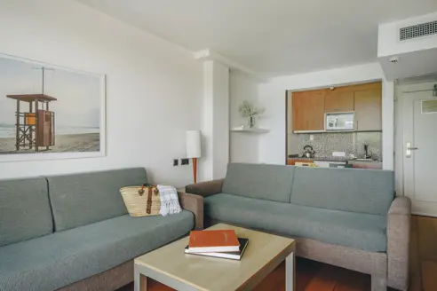 2 værelses lejlighed med balkon/terasse, udsigt til gaden