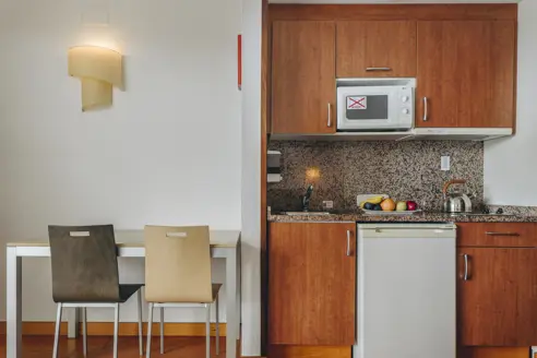 1 værelses lejlighed med balkon/terasse, udsigt til gaden