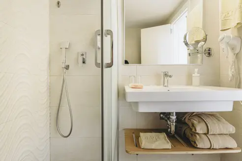 1 værelses lejlighed med balkon/terasse, udsigt til gaden