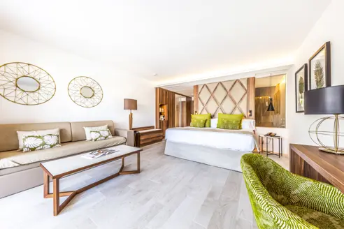 Junior suite med balkon/terrasse og udsigt til pool