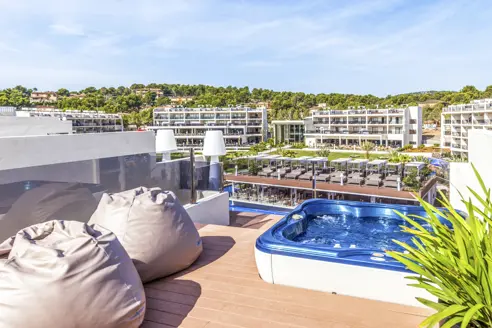 Junior suite med balkon/terrasse og udsigt til pool