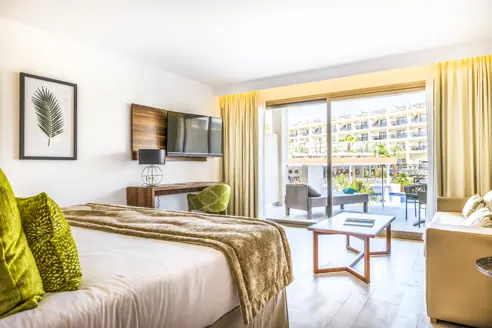 Junior suite med balkon/terrasse og udsigt til pool