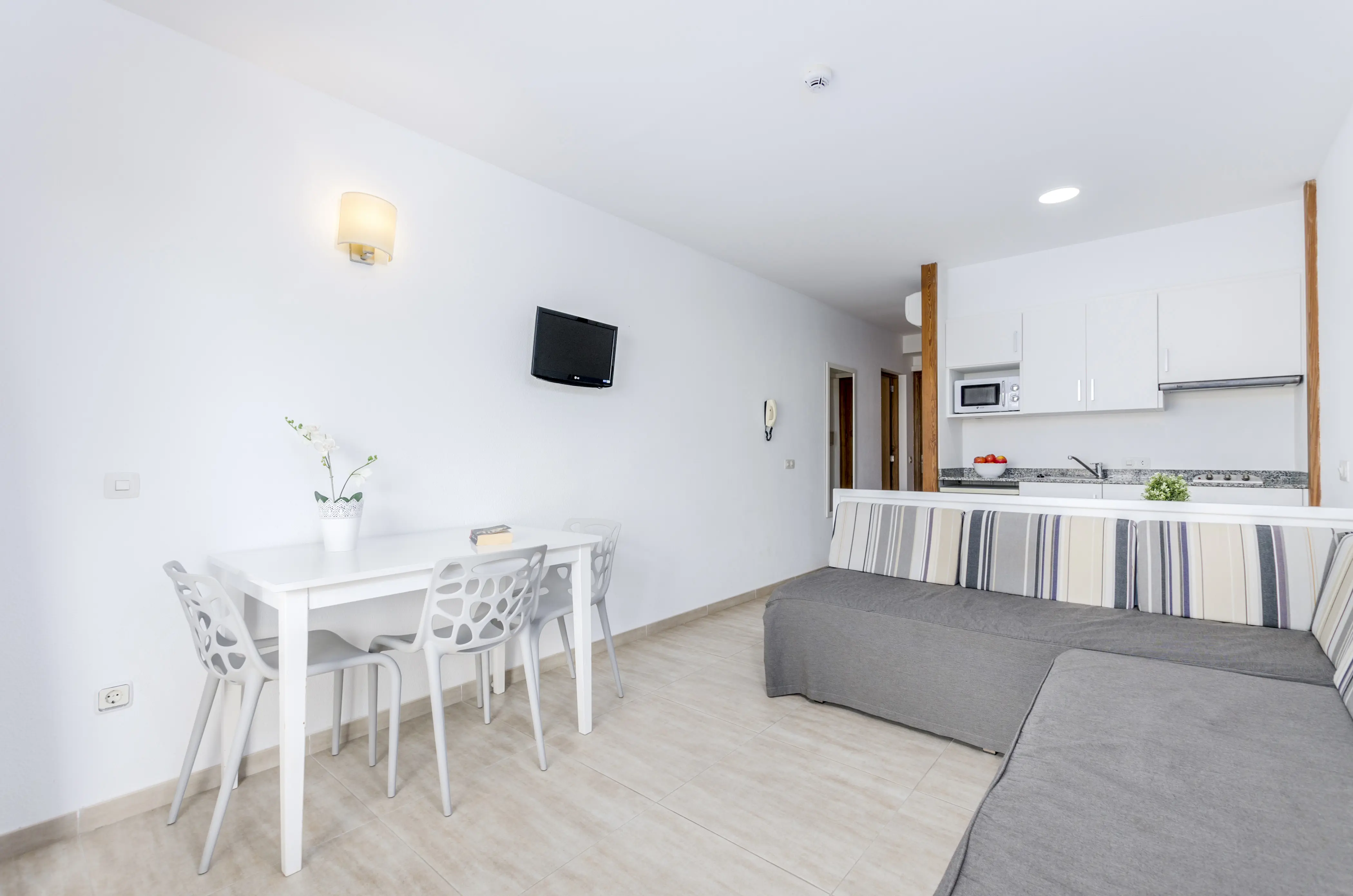 2-værelses lejlighed med terrasse og pooludsigt (grundplan)