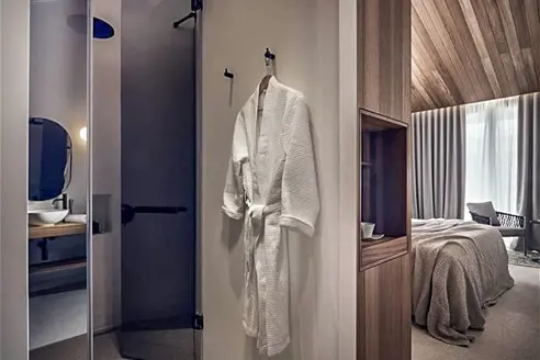 Junior suite med balkon på en af de øverste etager