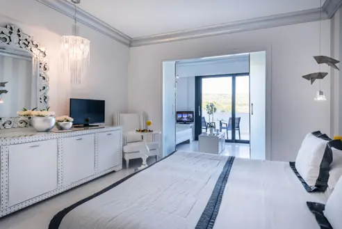 Familieværelse med balkon/terrasse og skrå havudsigt