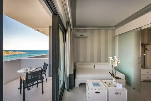 Familieværelse med balkon/terrasse og skrå havudsigt