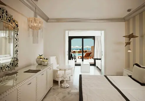 Familieværelse med balkon/terrasse, havudsigt og privat pool