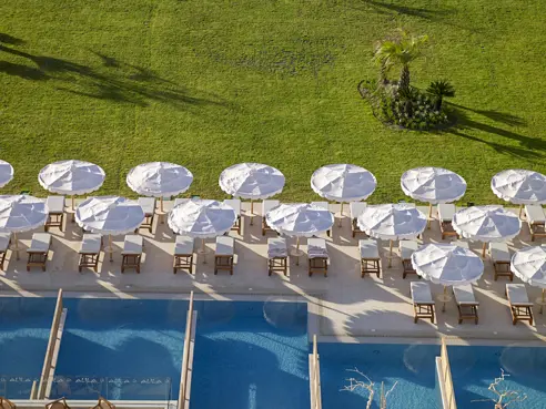 Familieværelse med balkon/terrasse, havudsigt og privat pool