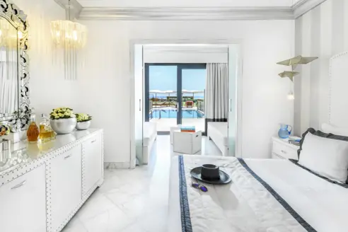 Familieværelse med balkon/terrasse, havudsigt og privat pool