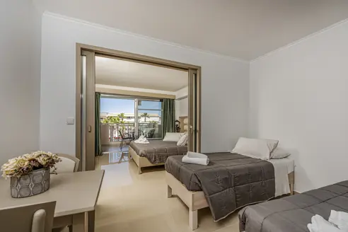 2-værelses lejlighed med balkon og udsigt til poolen