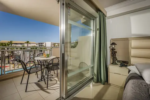 2-værelses lejlighed med balkon og udsigt til poolen