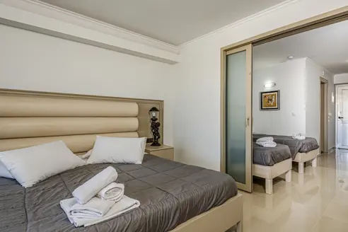 2-værelses lejlighed med balkon og udsigt til poolen