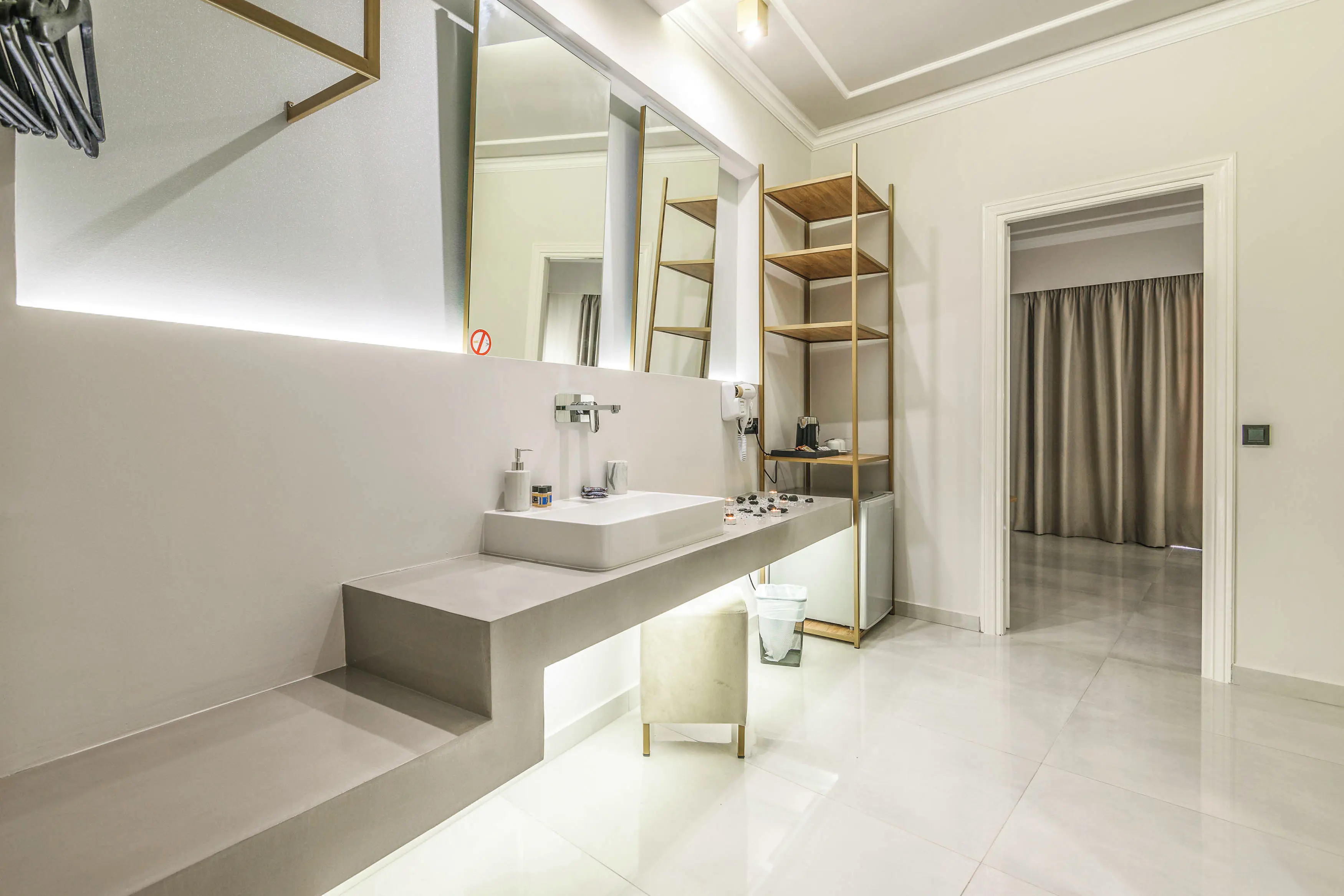 Junior suite med balkon/terrasse og udsigt til pool eller gade