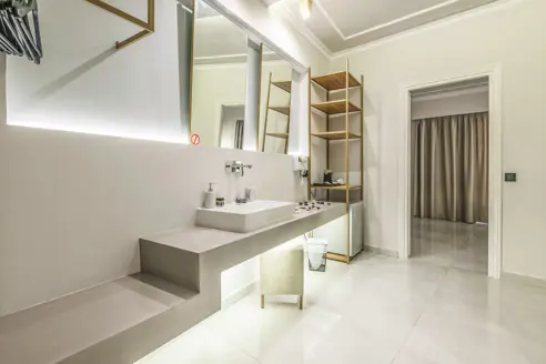Junior suite med balkon/terrasse og udsigt til pool eller gade