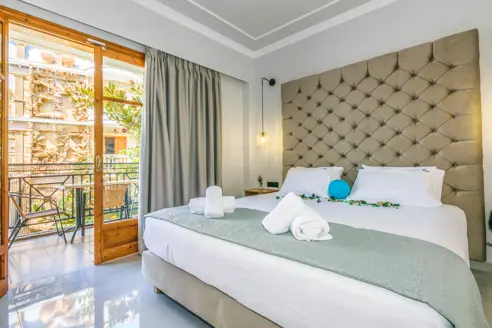 Junior suite med balkon/terrasse og udsigt til pool eller gade