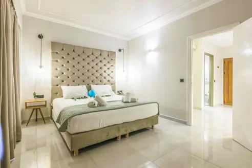 Junior suite med balkon/terrasse og udsigt til pool eller gade