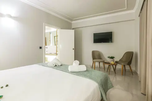 Junior suite med balkon/terrasse og udsigt til pool eller gade