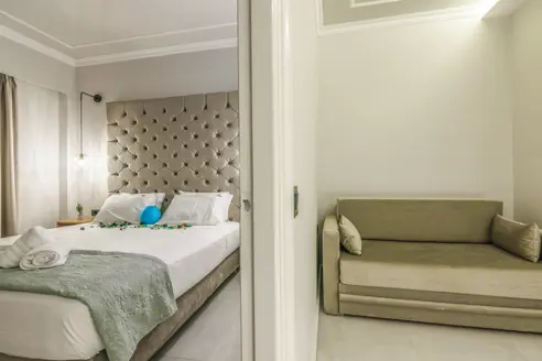 Junior suite med balkon/terrasse og udsigt til pool eller gade