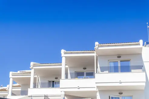 2-værelses lejlighed med balkon, gade og skrå havudsigt