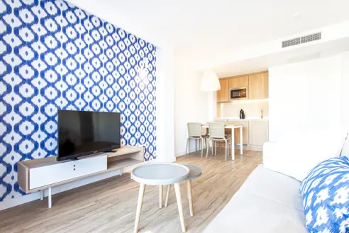2-værelses lejlighed med balkon, gade og skrå havudsigt