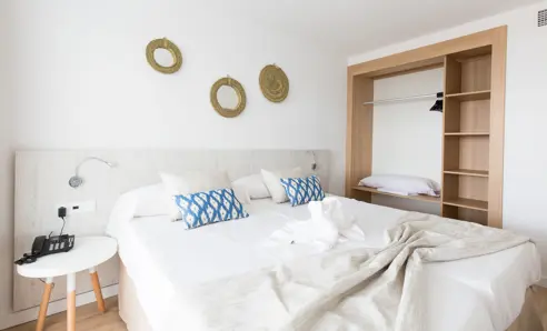 2-værelses lejlighed med balkon, gade og skrå havudsigt