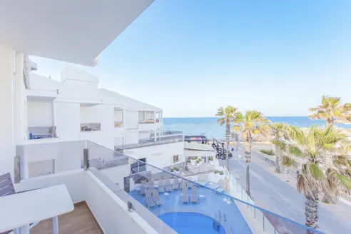 2-værelses lejlighed med balkon/terrasse og havudsigt