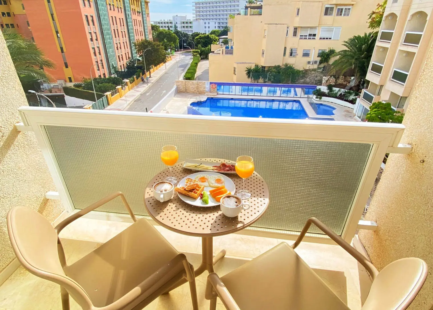 Junior Suite med balkon/terrasse og pool udsigt