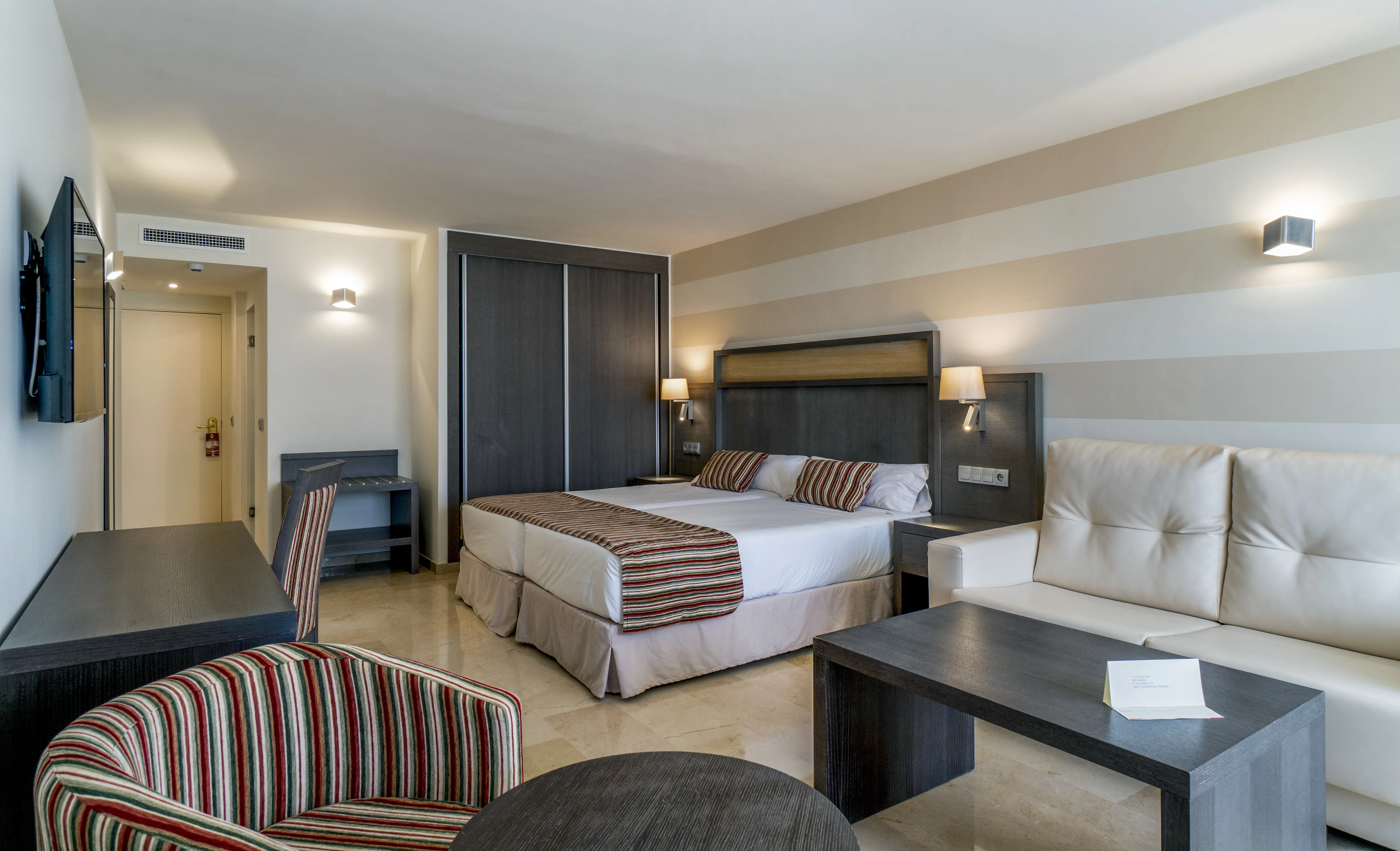 Junior Suite med balkon/terrasse og skrå havudsigt