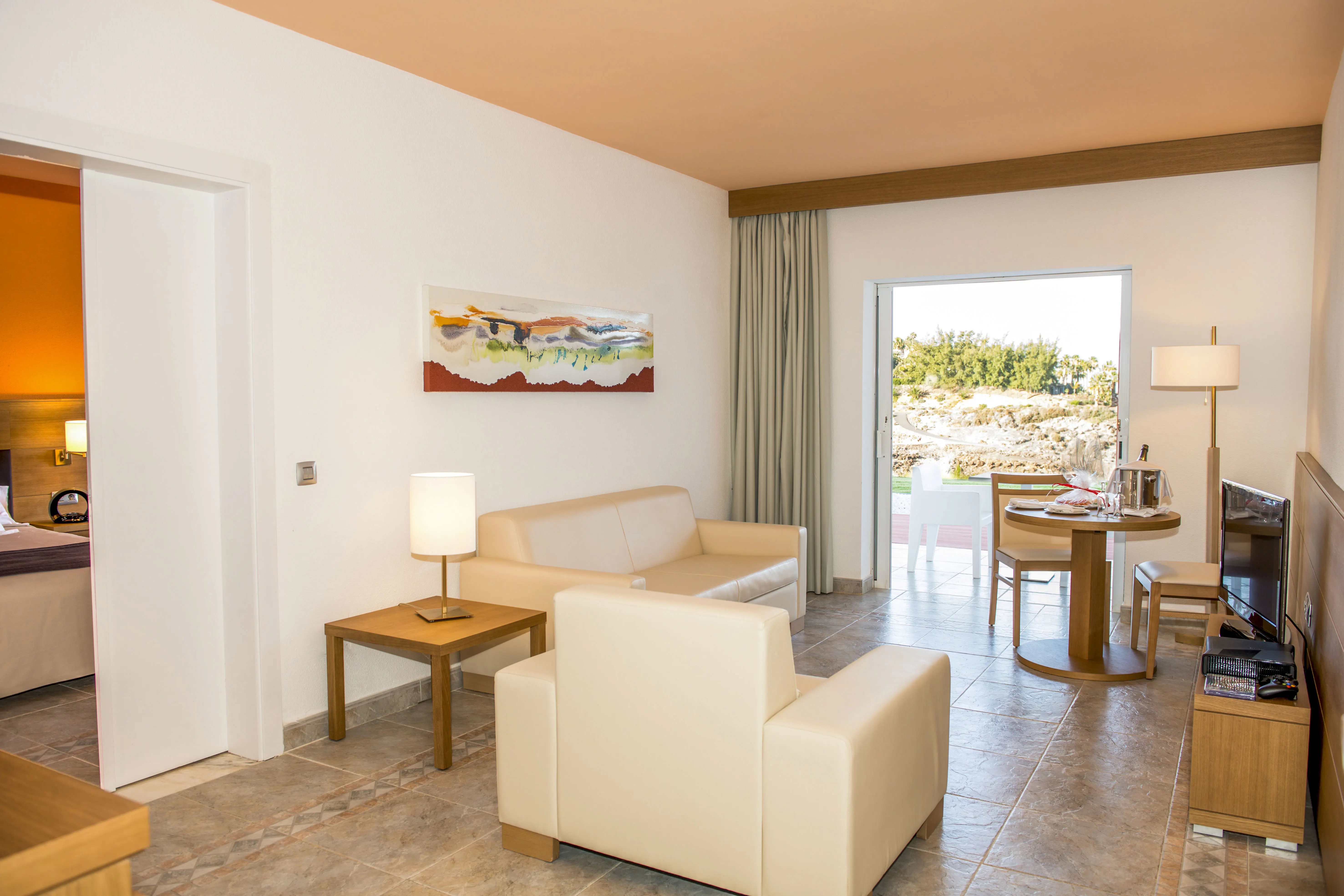 Suite med privat terrasse og solstole med havudsigt