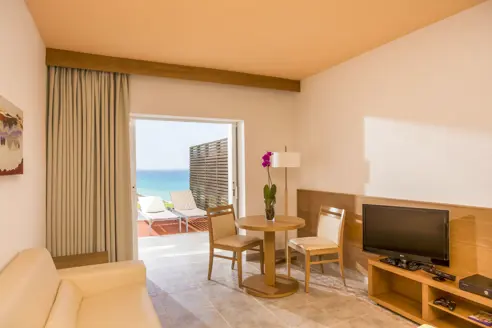 Suite med privat terrasse og solstole med havudsigt