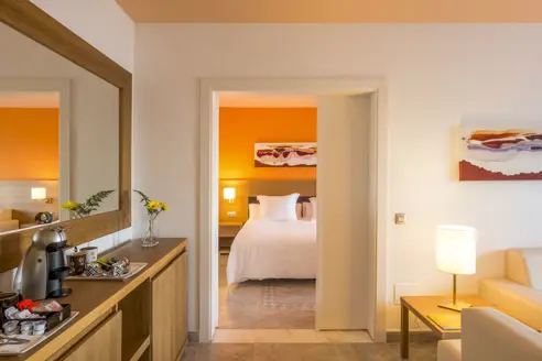 Suite med privat terrasse og solstole med havudsigt